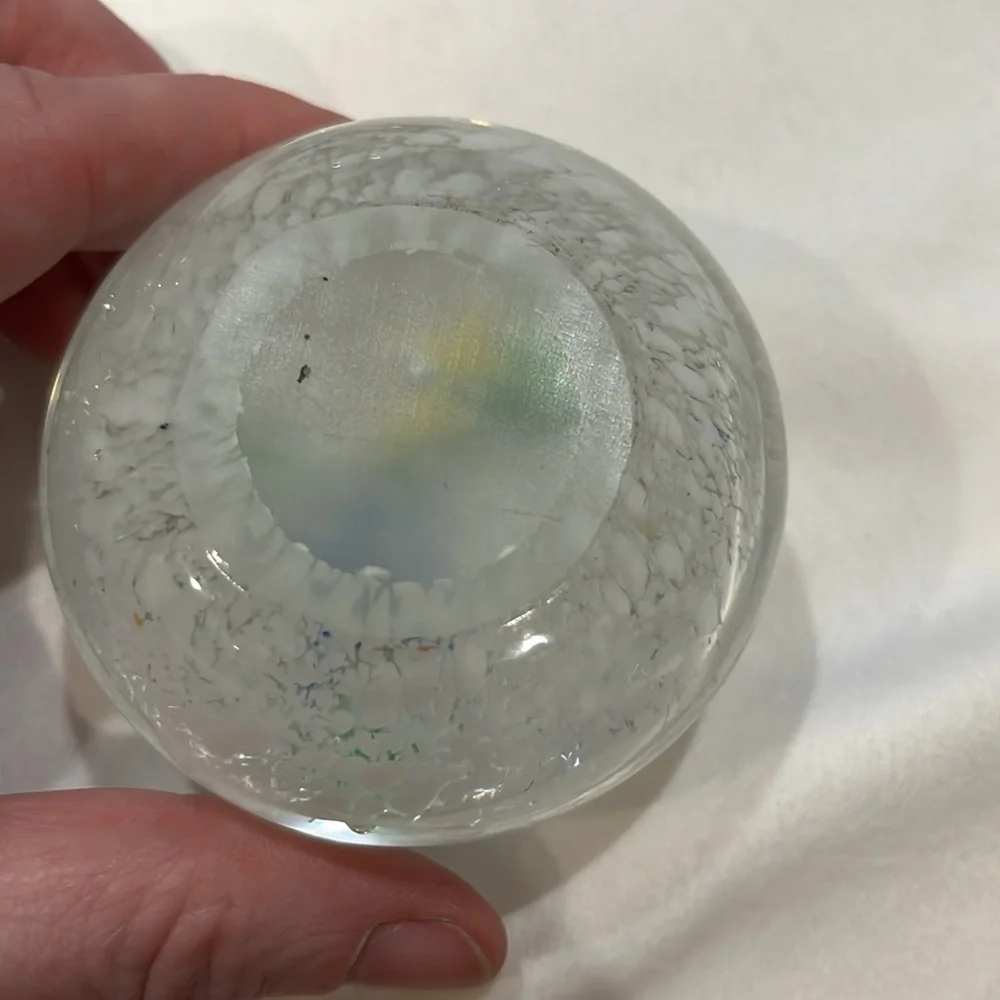 Set of three glass paperweights with floral design - Picture 6 of 10